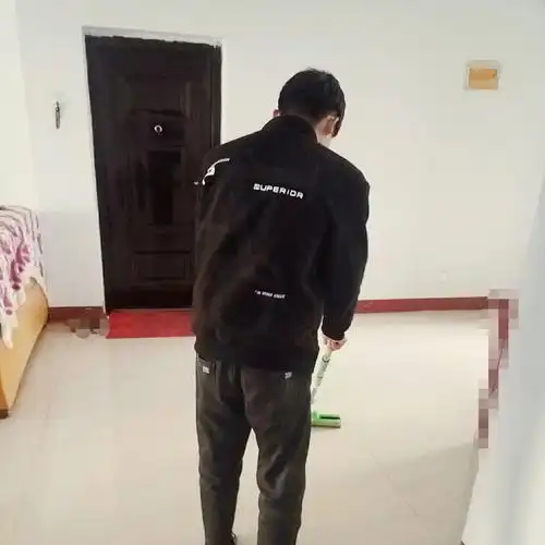 宋奕霖在家做家务