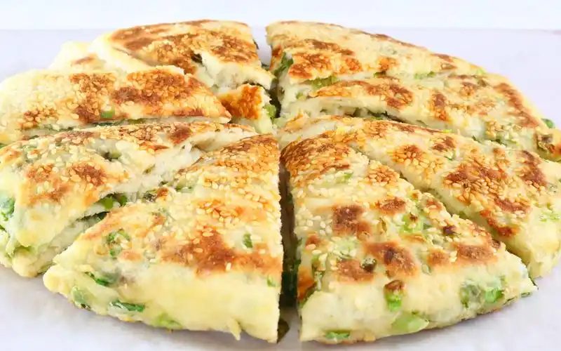 香喷喷的葱花鸡蛋大饼,记住这2点,一定外皮焦香酥脆里面松软多层.