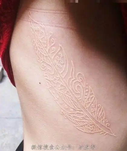 肋部白色羽毛个性隐形纹身图案