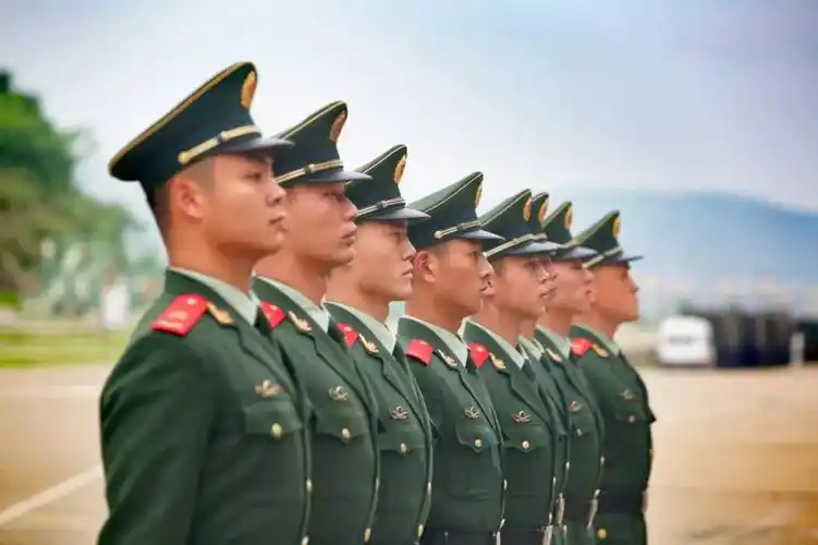 立正在原动作要领上,新增一处,参加阅兵时 下颌上仰15度.