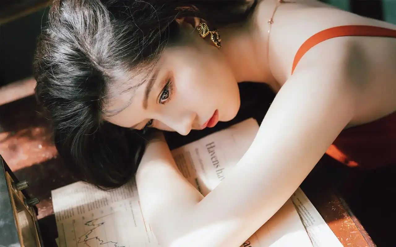 风情万种的性感御姐室内私房写真