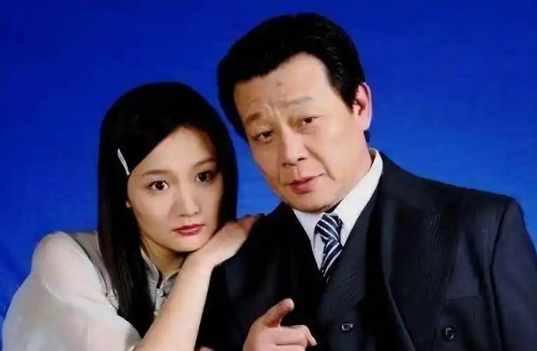 坐拥一妻一妾,两个女人和谐相处,全靠他楼上楼下来回跑_崔瑶琪_许黎丹