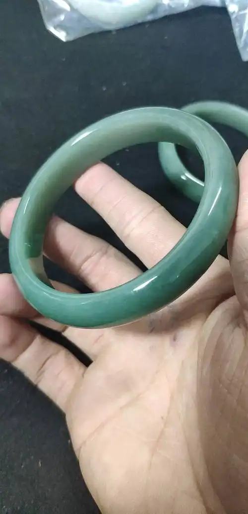 大家忙吧看看,我这个油青种翡翠如何,我花7000块买的,全身完美无裂,65