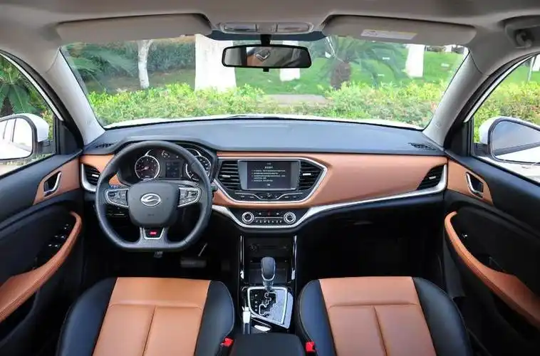 搜狐汽车 巴中成翔陆风 商家活动 详情 陆风x2内饰的整体风格为对称式