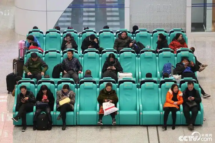 大连现超豪华火车站候车室 按摩座椅可给手机充电