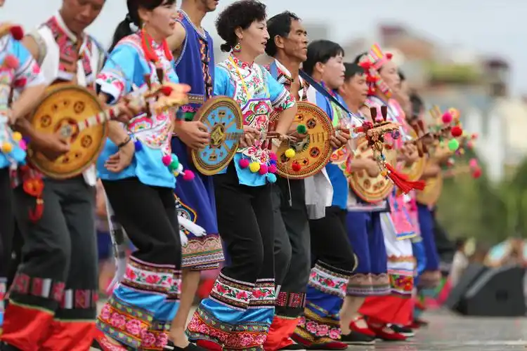 上一页 下一页 作品名称: 弦子舞  作品描述: 花脸节上的表演  拍摄