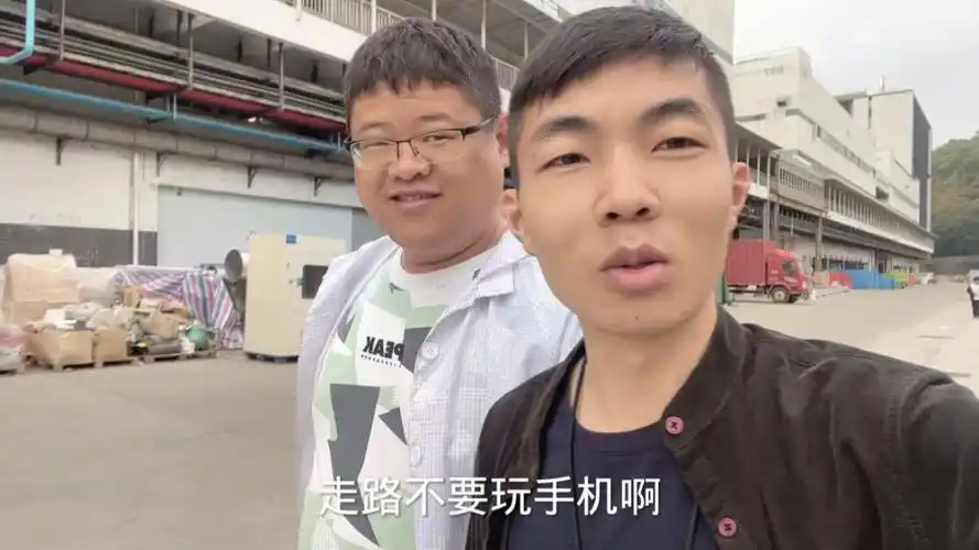 富士康今天已经开工了,没想到上班第一天,就是到光明顶打螺丝