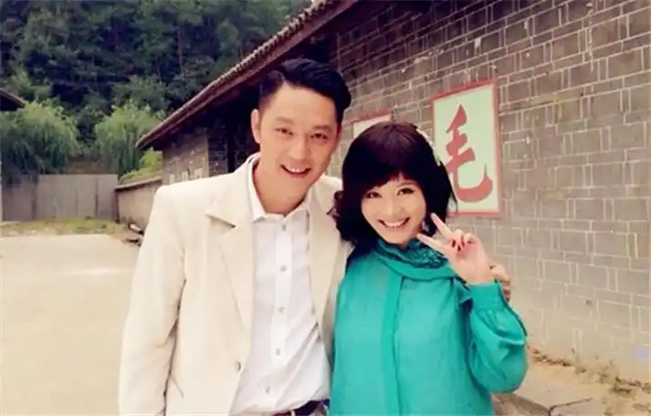 直到程愫进了产房,孩子即将出生的前一刻,傅程鹏才姗姗来迟.