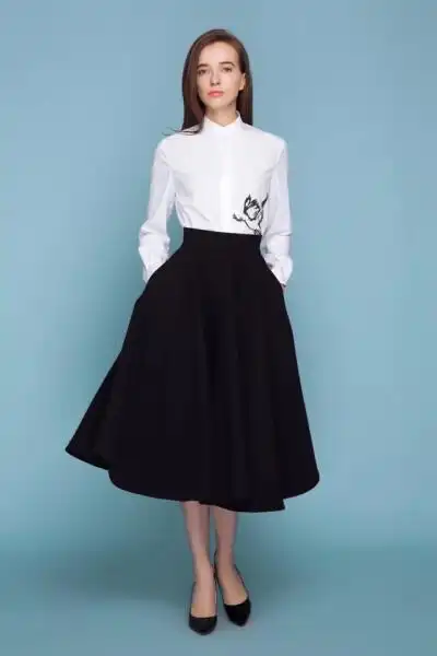 白色衬衫搭配黑色长裙.优雅,美丽.