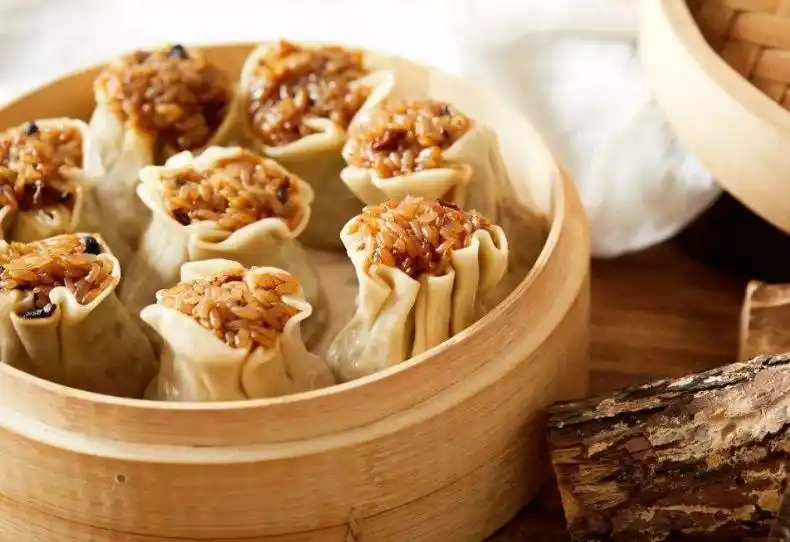 晶莹剔透的烧麦,就像一个个小福袋一样,一口一个很是美味