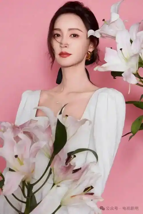 张歆艺晒一家三口同框照 袁弘手捧鲜花为妻子庆生