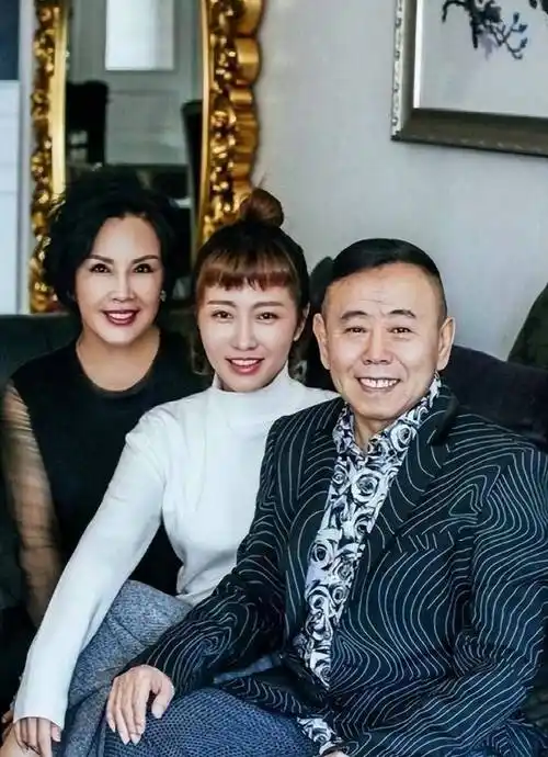 黑色连衣裙,显瘦效果非常好最后我们来分析一下潘长江妻子的长相.