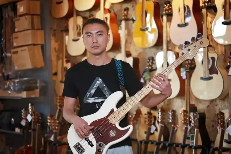 唐朝乐队的吉他手陈磊竟然是唐山人还在龙泽路上开了一家艺术学校摇滚