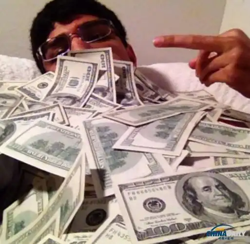 组图美国少年炫富照赚足眼球气球绑美元苏打水冲马桶