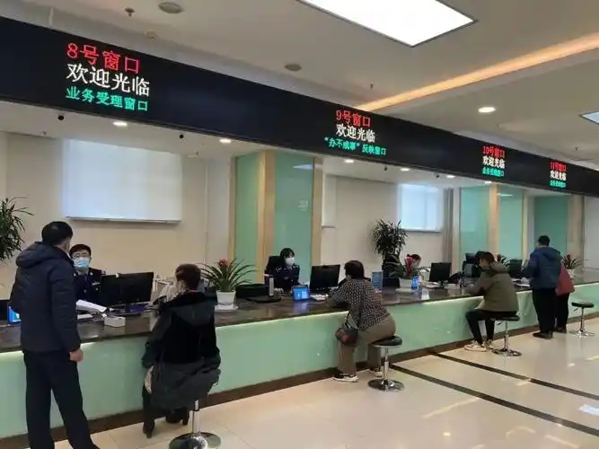 走进沈阳市公安局出入境管理局办证大厅,一过安检门,一块写有"中国