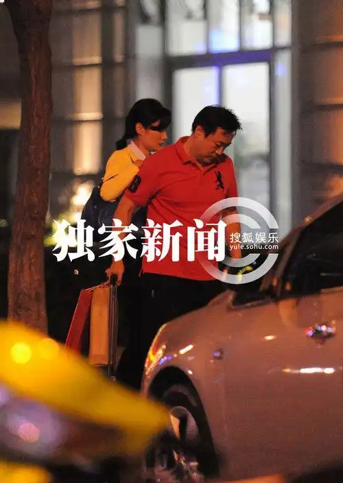 周涛深夜独自素颜回京 老公开豪车贴心接驾返爱巢【5】