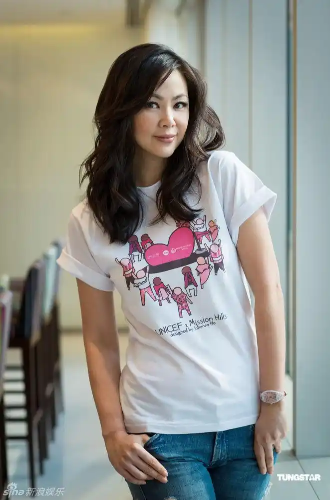 p>王馨平,出生于 a target="_blank" href="/item/中国香港/50041231