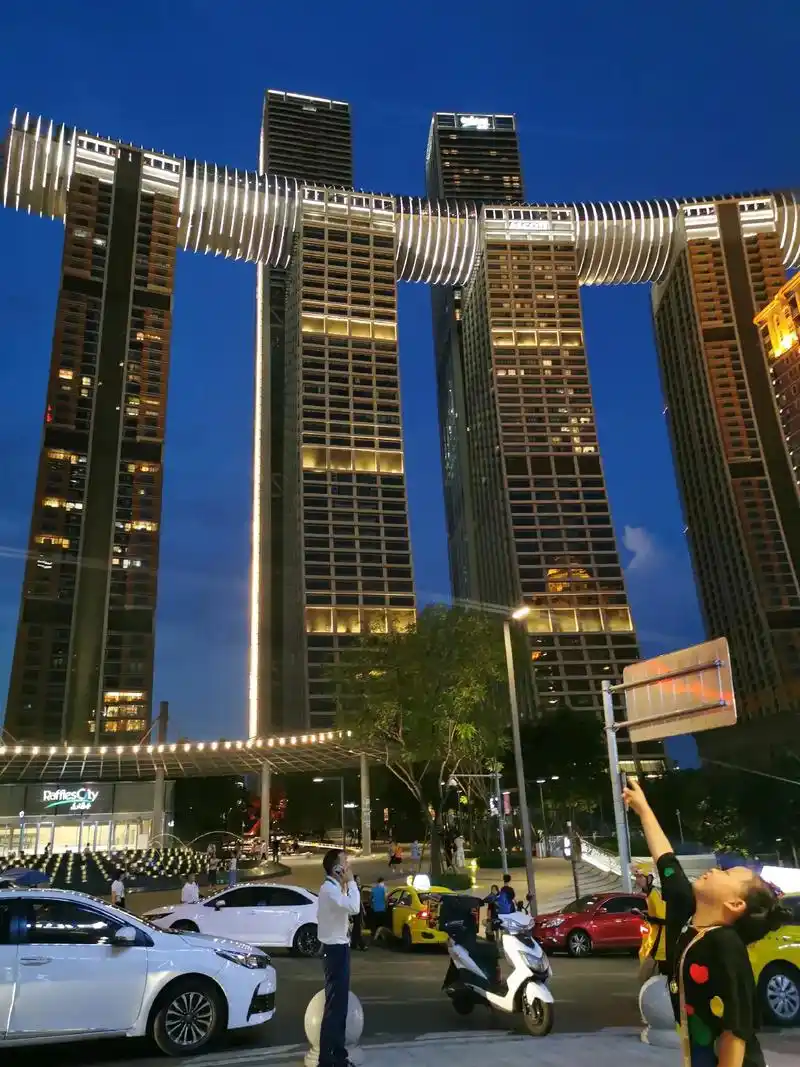 来福士(朝天门广场)来是往来的来,福是福气的福,士是从一到十 - 抖音