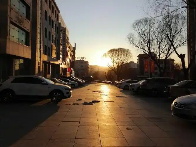 夕阳西下的余晖照耀着整个城市像一幅美丽的画卷(一)