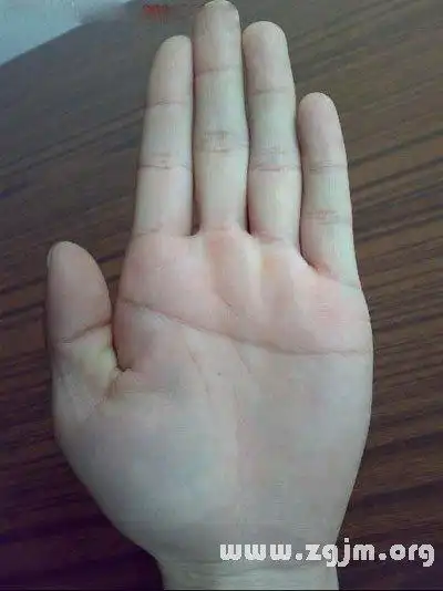 但是断掌纹也有区分,有的是左手断掌纹,有的是右手断掌纹,也有人双手