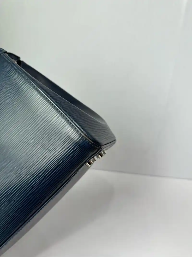 预算4000就可以买大牌lv,路易威登蓝色水波纹医生包,以其精致的设计和