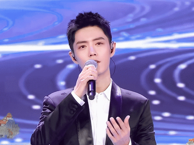 肖战以前是一个特别皮,特别憨厚的人,作为x玖少年团的一员,他总是会和