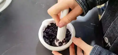 化学实验:自制酸碱指示剂