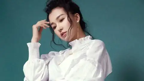 姚星彤:褶皱 白衬衫与包臀半裙最是绝配,加上长款皮衣,气场全开