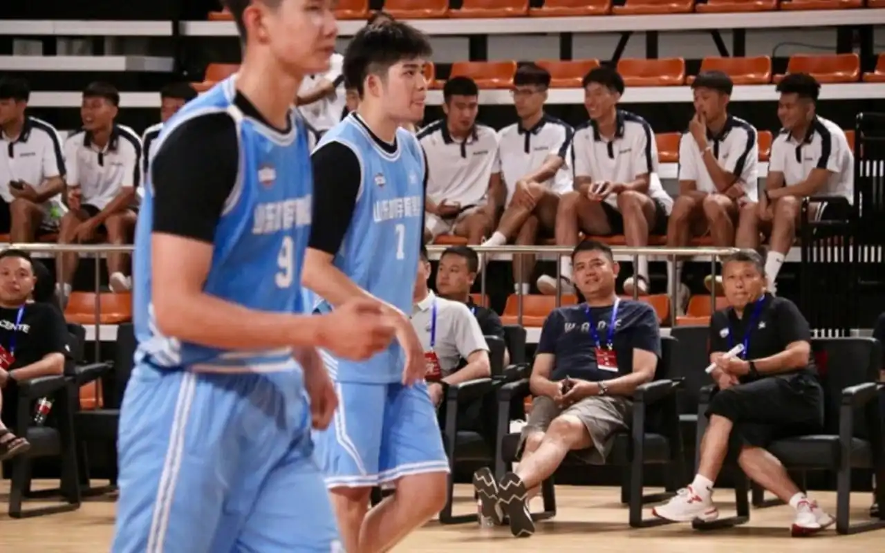 巩晓彬2儿子近况!大儿子12中8狂飙22分,小儿子15岁身高2米03