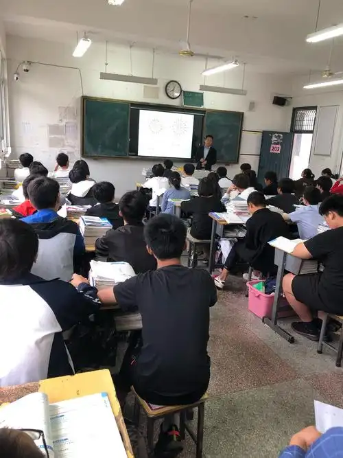 黄铺中学教师徐赞在上课