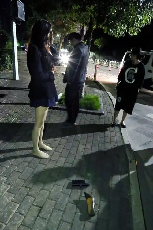 男友醉酒驾车被查,女子下车后大闹!