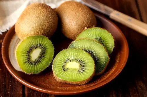 猕猴桃是一种营养价值丰富的水果,具有多重功效和作用,被人们称为果