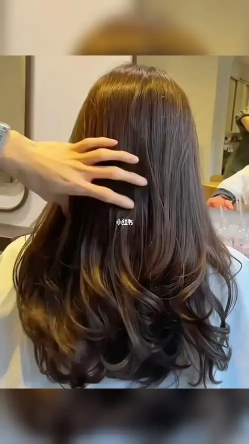 韩式大卷弧度发尾烫在发尾组合一个弧度上海烫发