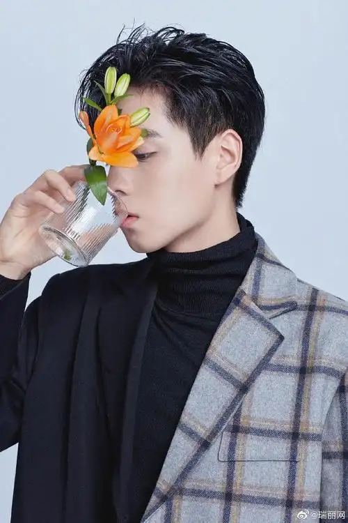 【1.16 胡一天】一身格纹拼接西装尽显时尚魅力[憧.