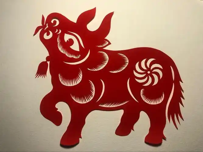 《牛气冲天》的剪纸技法