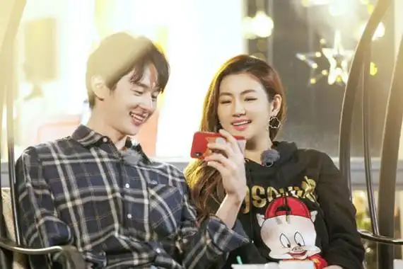 女儿们的恋爱张轩睿selina甜蜜放飞天灯 男方举动获点赞