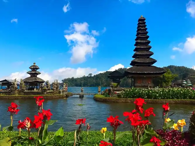 供奉和祭奠湖泊女神迪威达瑙,其亮点是50000印尼卢比的背景图案