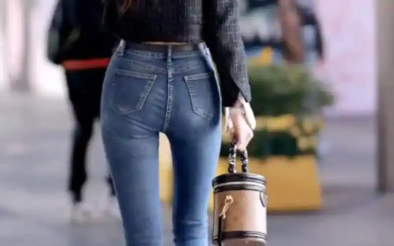 肤白貌美 # 完美身材 # 背影杀 # 背影杀# 紧身牛仔裤 # 背影杀