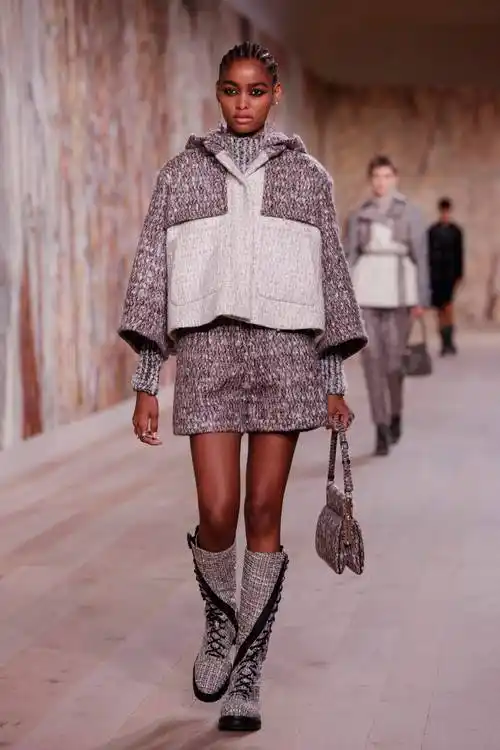 模特在法国巴黎高级定制时装周上展示迪奥品牌2021/2022秋冬新品