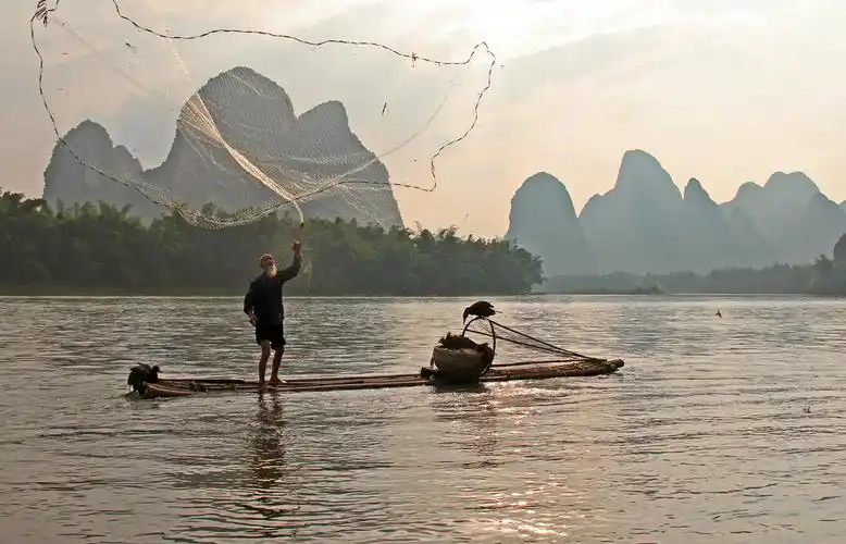 漓江五月打渔人