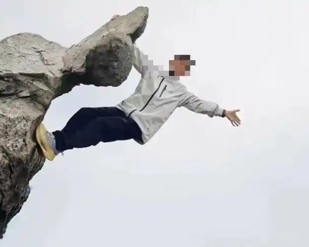 一块凌空独立的巨石,其下万丈深渊,仅凭双掌紧握以维系平衡,那般摄人