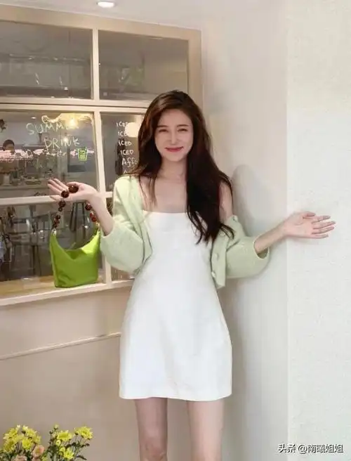 被赵露思的初夏穿搭惊艳了短衫小白裙洋气减龄有气质