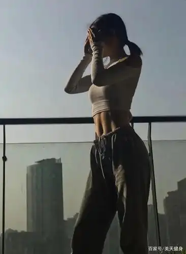 19岁重庆小姐姐走红,身高170cm,s级身材,马甲线吸睛,身材性感