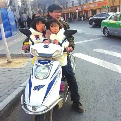 社会综合  近一段时间以来,很多由于电动车闯红灯,逆行,抢道,违规载人