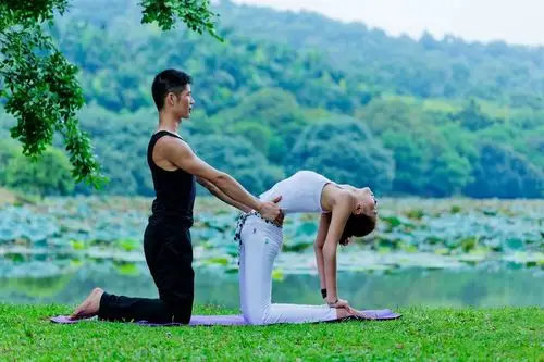 各种姿势演绎双人瑜伽之精华,这对男女双方都是一个考验.