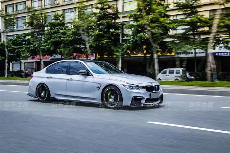 火山水泥灰宝马320im改装车携手足球宝贝演绎地库大片