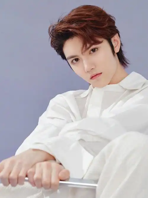 灵超于2017年正式出道,2018年加入oner男团组合,今年刚19岁,帅气的