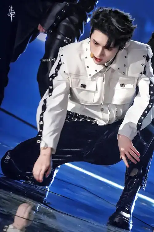 严浩翔超话#时代少年团楼外楼首秀##严浩翔 十九弥新淬火逐歌#to be