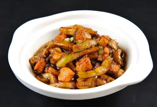 咸鱼茄子煲图片