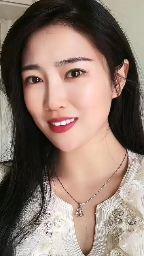 红唇齿白,美若天仙,潇洒大方